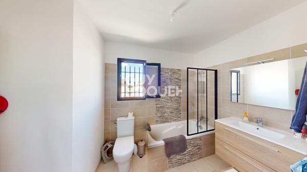 Maison de 2022 de 6 pièces de 123 m² à vendre à Laudun-l'Ardoise avec piscine et garage