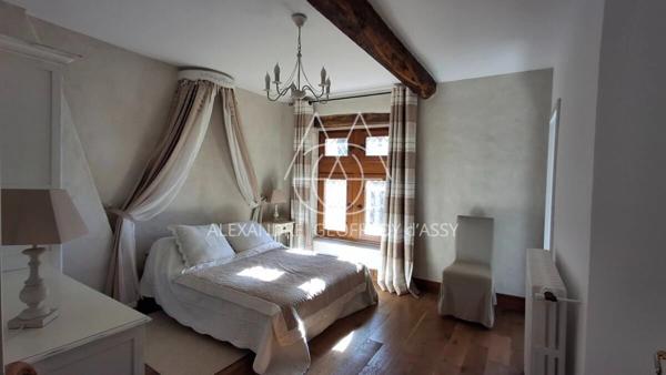 Château millénaire 16 pièces surplombant un village sur un parc de 15 ha.