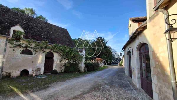 Château millénaire 16 pièces surplombant un village sur un parc de 15 ha.