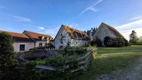 Château millénaire 16 pièces surplombant un village sur un parc de 15 ha.
