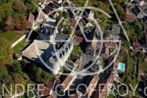 Château millénaire 16 pièces surplombant un village sur un parc de 15 ha.