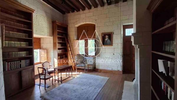 Château millénaire 16 pièces surplombant un village sur un parc de 15 ha.