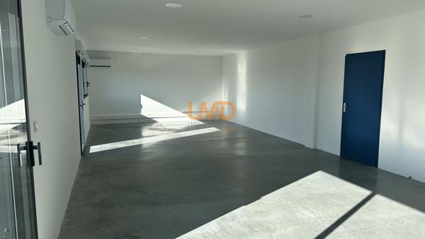 entrepôt avec bureaux climatisé 240 m2