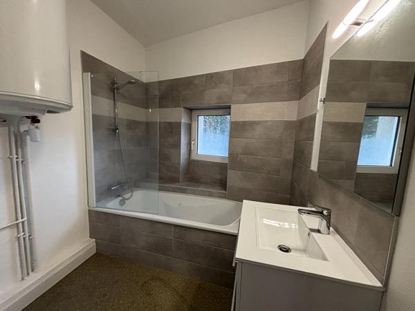 A vendre VANNES PORT IMMEUBLE DE RAPPORT 154 m² 3 appartements un local commercial