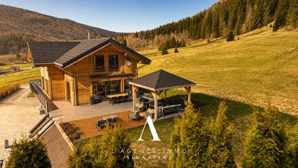Chalet de prestige T8 avec vue panoramique, 2 Suites, T2 indépendant, Terasse, Jardin, Pergola et Garage-double au coeur de la nature Jurassienne, 01410 MIJOUX