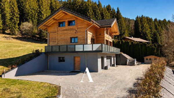Chalet de prestige T8 avec vue panoramique, 2 Suites, T2 indépendant, Terasse, Jardin, Pergola et Garage-double au coeur de la nature Jurassienne, 01410 MIJOUX
