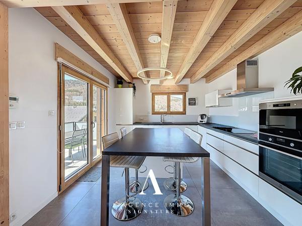 Chalet de prestige T8 avec vue panoramique, 2 Suites, T2 indépendant, Terasse, Jardin, Pergola et Garage-double au coeur de la nature Jurassienne, 01410 MIJOUX