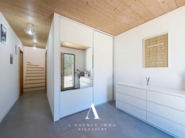 Chalet de prestige T8 avec vue panoramique, 2 Suites, T2 indépendant, Terasse, Jardin, Pergola et Garage-double au coeur de la nature Jurassienne, 01410 MIJOUX