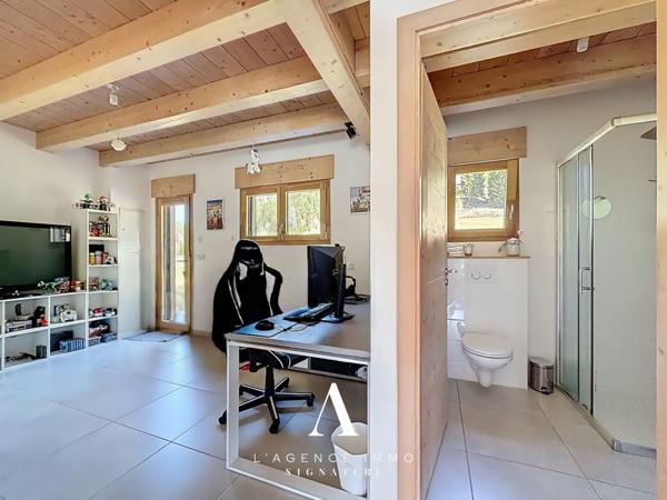 Chalet de prestige T8 avec vue panoramique, 2 Suites, T2 indépendant, Terasse, Jardin, Pergola et Garage-double au coeur de la nature Jurassienne, 01410 MIJOUX