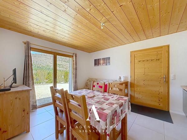 Chalet de prestige T8 avec vue panoramique, 2 Suites, T2 indépendant, Terasse, Jardin, Pergola et Garage-double au coeur de la nature Jurassienne, 01410 MIJOUX