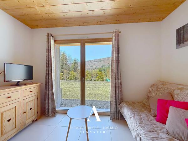 Chalet de prestige T8 avec vue panoramique, 2 Suites, T2 indépendant, Terasse, Jardin, Pergola et Garage-double au coeur de la nature Jurassienne, 01410 MIJOUX