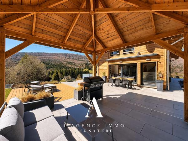 Chalet de prestige T8 avec vue panoramique, 2 Suites, T2 indépendant, Terasse, Jardin, Pergola et Garage-double au coeur de la nature Jurassienne, 01410 MIJOUX