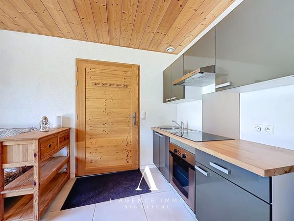 Chalet de prestige T8 avec vue panoramique, 2 Suites, T2 indépendant, Terasse, Jardin, Pergola et Garage-double au coeur de la nature Jurassienne, 01410 MIJOUX