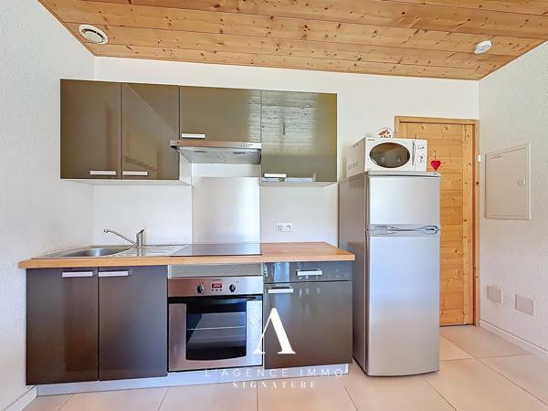 Chalet de prestige T8 avec vue panoramique, 2 Suites, T2 indépendant, Terasse, Jardin, Pergola et Garage-double au coeur de la nature Jurassienne, 01410 MIJOUX