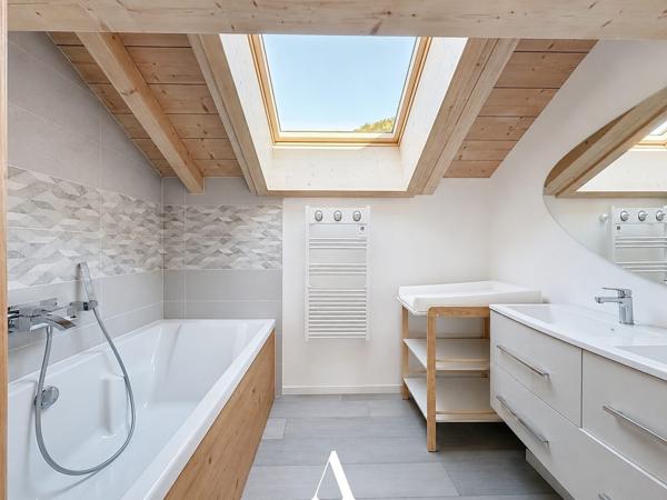 Chalet de prestige T8 avec vue panoramique, 2 Suites, T2 indépendant, Terasse, Jardin, Pergola et Garage-double au coeur de la nature Jurassienne, 01410 MIJOUX
