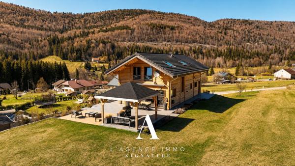 Chalet de prestige T8 avec vue panoramique, 2 Suites, T2 indépendant, Terasse, Jardin, Pergola et Garage-double au coeur de la nature Jurassienne, 01410 MIJOUX