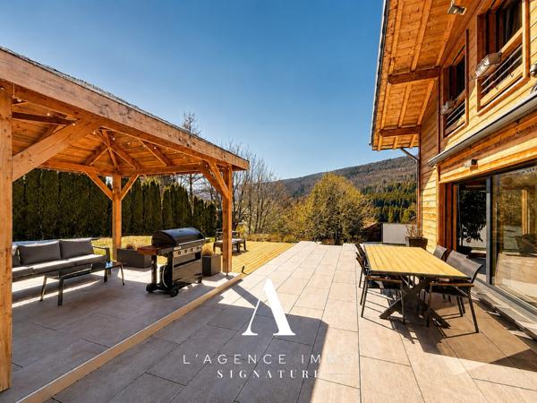 Chalet de prestige T8 avec vue panoramique, 2 Suites, T2 indépendant, Terasse, Jardin, Pergola et Garage-double au coeur de la nature Jurassienne, 01410 MIJOUX