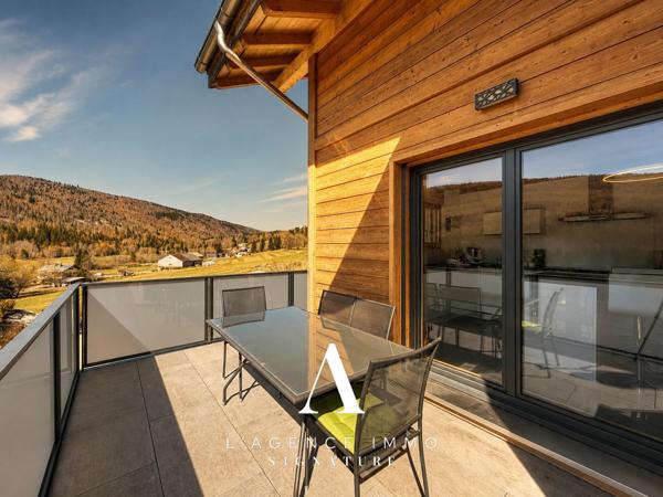 Chalet de prestige T8 avec vue panoramique, 2 Suites, T2 indépendant, Terasse, Jardin, Pergola et Garage-double au coeur de la nature Jurassienne, 01410 MIJOUX