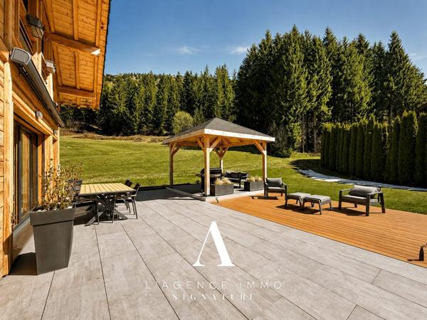 Chalet de prestige T8 avec vue panoramique, 2 Suites, T2 indépendant, Terasse, Jardin, Pergola et Garage-double au coeur de la nature Jurassienne, 01410 MIJOUX