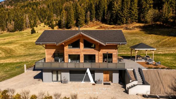 Chalet de prestige T8 avec vue panoramique, 2 Suites, T2 indépendant, Terasse, Jardin, Pergola et Garage-double au coeur de la nature Jurassienne, 01410 MIJOUX