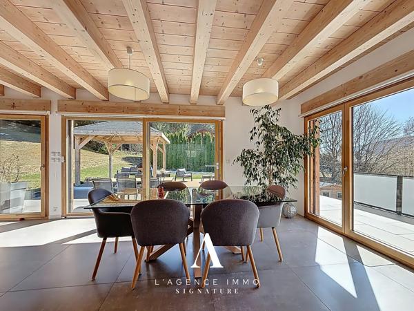 Chalet de prestige T8 avec vue panoramique, 2 Suites, T2 indépendant, Terasse, Jardin, Pergola et Garage-double au coeur de la nature Jurassienne, 01410 MIJOUX