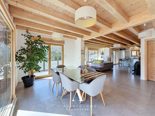 Chalet de prestige T8 avec vue panoramique, 2 Suites, T2 indépendant, Terasse, Jardin, Pergola et Garage-double au coeur de la nature Jurassienne, 01410 MIJOUX