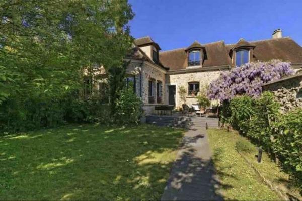 Maison
         8 pièces
        - 210 m² 890 000 € *