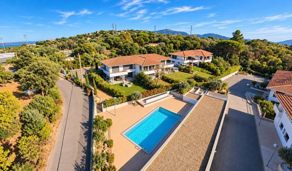 Appartement avec jardin privatif de 400 m² et piscine