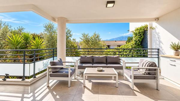Appartement avec jardin privatif de 400 m² et piscine