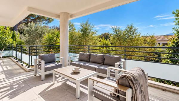 Appartement avec jardin privatif de 400 m² et piscine
