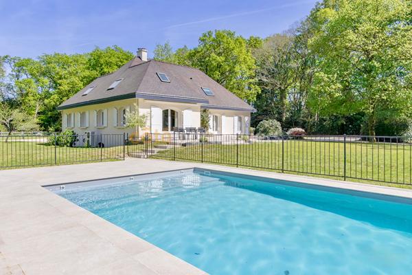 Vente
                Maison234 m² - 10 Pièces -
                    Treillières (44119)