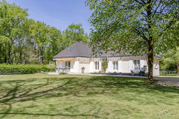 Vente
                Maison234 m² - 10 Pièces -
                    Treillières (44119)