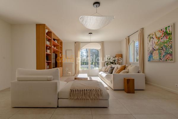 Vente
                Maison234 m² - 10 Pièces -
                    Treillières (44119)