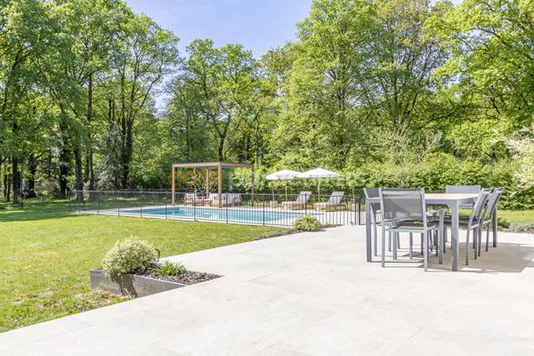 Vente
                Maison234 m² - 10 Pièces -
                    Treillières (44119)