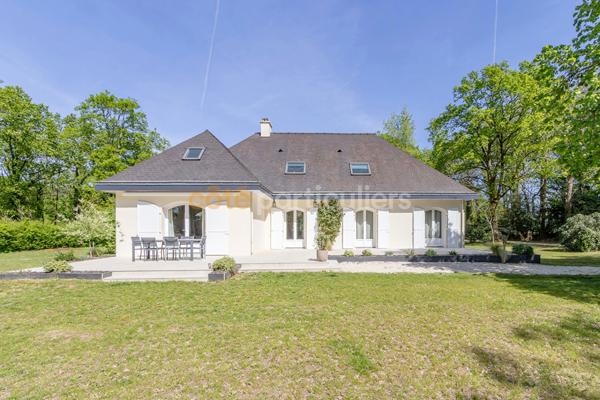 Vente
                Maison234 m² - 10 Pièces -
                    Treillières (44119)