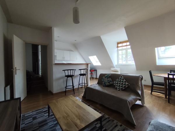 SUPERBE APPARTEMENT RENOVE DE 56 m² TRES BIEN SITUE AU 3ème ETAGE D'UN IMMEUBLE DE CARACTERE EN PLEIN CENTRE  Lille (59000)