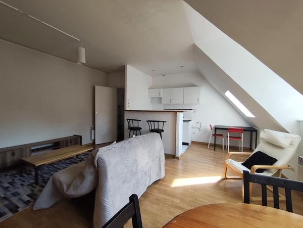 SUPERBE APPARTEMENT RENOVE DE 56 m² TRES BIEN SITUE AU 3ème ETAGE D'UN IMMEUBLE DE CARACTERE EN PLEIN CENTRE  Lille (59000)
