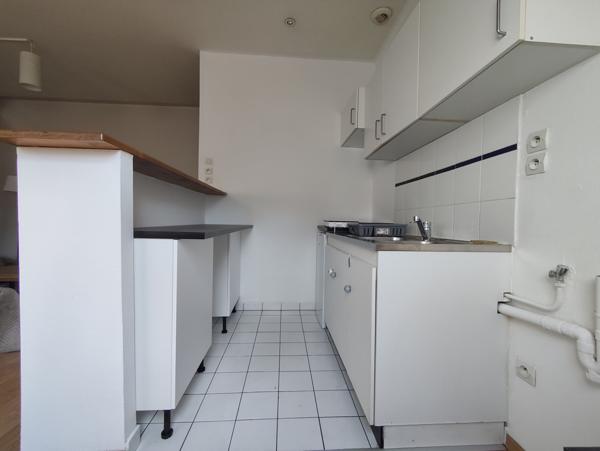 SUPERBE APPARTEMENT RENOVE DE 56 m² TRES BIEN SITUE AU 3ème ETAGE D'UN IMMEUBLE DE CARACTERE EN PLEIN CENTRE  Lille (59000)