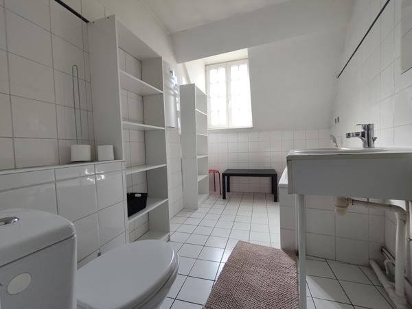 SUPERBE APPARTEMENT RENOVE DE 56 m² TRES BIEN SITUE AU 3ème ETAGE D'UN IMMEUBLE DE CARACTERE EN PLEIN CENTRE  Lille (59000)