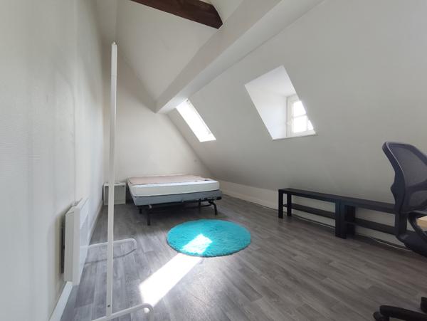 SUPERBE APPARTEMENT RENOVE DE 56 m² TRES BIEN SITUE AU 3ème ETAGE D'UN IMMEUBLE DE CARACTERE EN PLEIN CENTRE  Lille (59000)
