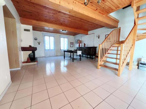Charmante maison familiale de 230 m² avec double garage et jardin sur un terrain deux faces