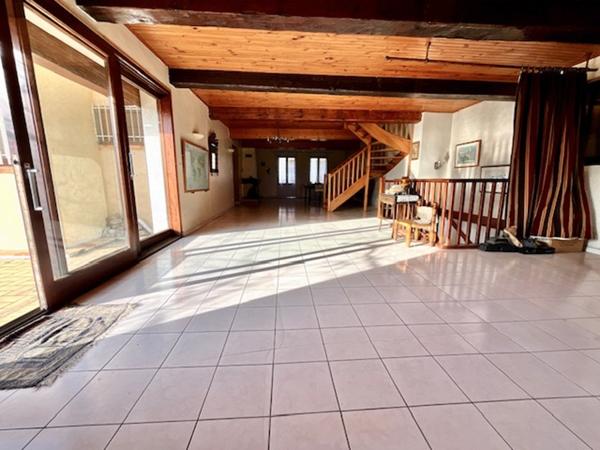 Charmante maison familiale de 230 m² avec double garage et jardin sur un terrain deux faces