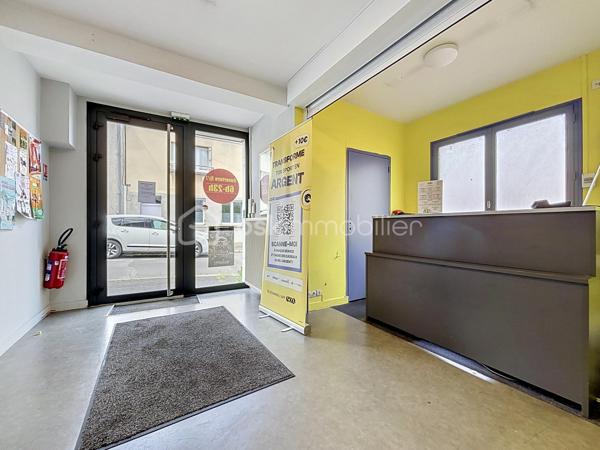 Local commercial avec locataire en place.

Ce bien comprend au rez-de-chaussée: un hall d’entrée, des vestiaires ainsi que deux salles bénéficiant d’un accès direct vers l’extérieur.

À l’étage, vous découvrirez une partie actuellement exploitée comprenant un espace de stockage, un bureau et des vestiaires. Ce niveau offre également un fort potentiel grâce à deux greniers exploitables d’environ 155 m² et 56 m².

Le local bénéficie également d’un espace de stationnement.

Le bail commercial a été conclu pour une durée de neuf années entières et consécutives, avec une prise d’effet rétroactive au 1er septembre 2024.

Une visite virtuelle est disponible afin de vous offrir un meilleur aperçu de l’ensemble du bien.