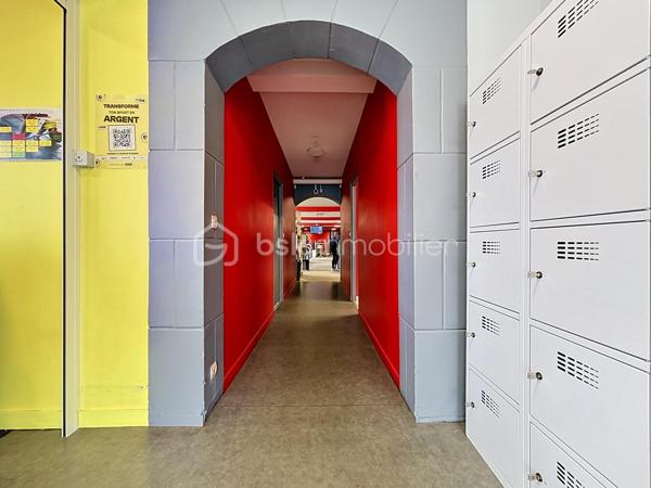Local commercial avec locataire en place.

Ce bien comprend au rez-de-chaussée: un hall d’entrée, des vestiaires ainsi que deux salles bénéficiant d’un accès direct vers l’extérieur.

À l’étage, vous découvrirez une partie actuellement exploitée comprenant un espace de stockage, un bureau et des vestiaires. Ce niveau offre également un fort potentiel grâce à deux greniers exploitables d’environ 155 m² et 56 m².

Le local bénéficie également d’un espace de stationnement.

Le bail commercial a été conclu pour une durée de neuf années entières et consécutives, avec une prise d’effet rétroactive au 1er septembre 2024.

Une visite virtuelle est disponible afin de vous offrir un meilleur aperçu de l’ensemble du bien.