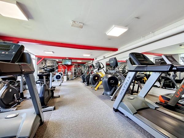 Local commercial avec locataire en place.

Ce bien comprend au rez-de-chaussée: un hall d’entrée, des vestiaires ainsi que deux salles bénéficiant d’un accès direct vers l’extérieur.

À l’étage, vous découvrirez une partie actuellement exploitée comprenant un espace de stockage, un bureau et des vestiaires. Ce niveau offre également un fort potentiel grâce à deux greniers exploitables d’environ 155 m² et 56 m².

Le local bénéficie également d’un espace de stationnement.

Le bail commercial a été conclu pour une durée de neuf années entières et consécutives, avec une prise d’effet rétroactive au 1er septembre 2024.

Une visite virtuelle est disponible afin de vous offrir un meilleur aperçu de l’ensemble du bien.