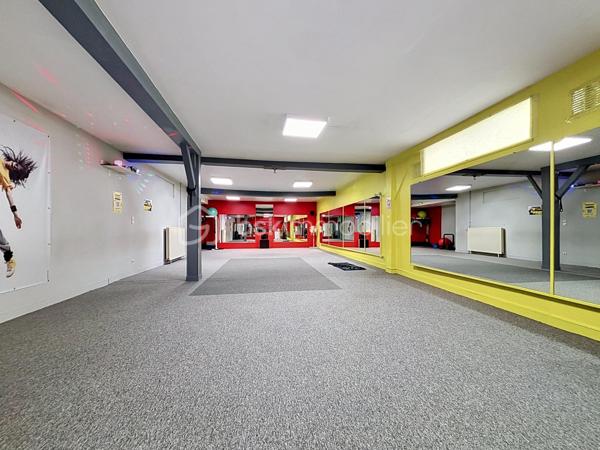 Local commercial avec locataire en place.

Ce bien comprend au rez-de-chaussée: un hall d’entrée, des vestiaires ainsi que deux salles bénéficiant d’un accès direct vers l’extérieur.

À l’étage, vous découvrirez une partie actuellement exploitée comprenant un espace de stockage, un bureau et des vestiaires. Ce niveau offre également un fort potentiel grâce à deux greniers exploitables d’environ 155 m² et 56 m².

Le local bénéficie également d’un espace de stationnement.

Le bail commercial a été conclu pour une durée de neuf années entières et consécutives, avec une prise d’effet rétroactive au 1er septembre 2024.

Une visite virtuelle est disponible afin de vous offrir un meilleur aperçu de l’ensemble du bien.