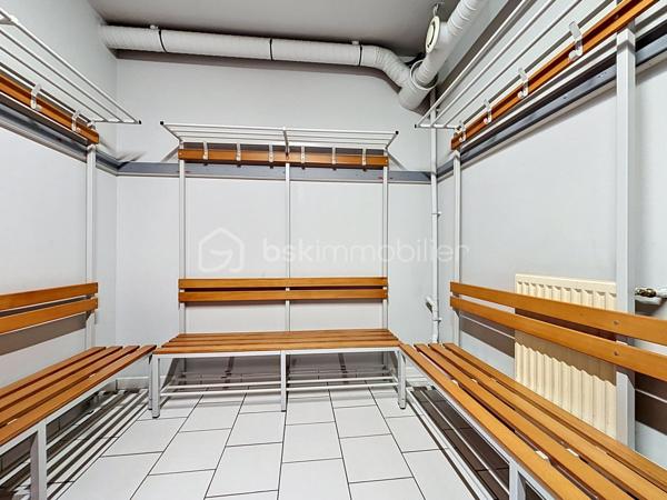Local commercial avec locataire en place.

Ce bien comprend au rez-de-chaussée: un hall d’entrée, des vestiaires ainsi que deux salles bénéficiant d’un accès direct vers l’extérieur.

À l’étage, vous découvrirez une partie actuellement exploitée comprenant un espace de stockage, un bureau et des vestiaires. Ce niveau offre également un fort potentiel grâce à deux greniers exploitables d’environ 155 m² et 56 m².

Le local bénéficie également d’un espace de stationnement.

Le bail commercial a été conclu pour une durée de neuf années entières et consécutives, avec une prise d’effet rétroactive au 1er septembre 2024.

Une visite virtuelle est disponible afin de vous offrir un meilleur aperçu de l’ensemble du bien.