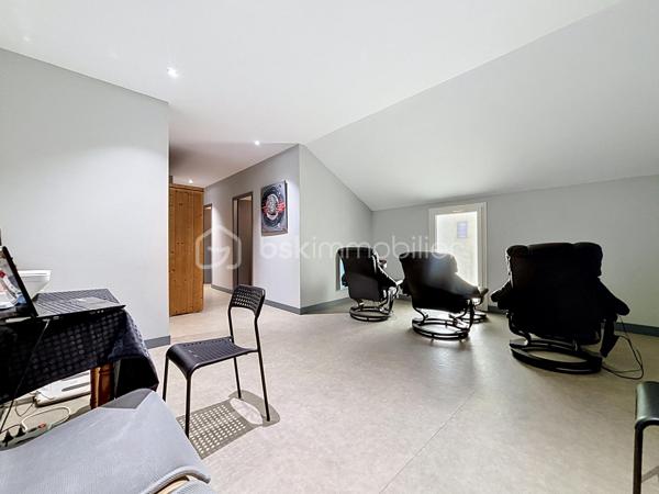 Local commercial avec locataire en place.

Ce bien comprend au rez-de-chaussée: un hall d’entrée, des vestiaires ainsi que deux salles bénéficiant d’un accès direct vers l’extérieur.

À l’étage, vous découvrirez une partie actuellement exploitée comprenant un espace de stockage, un bureau et des vestiaires. Ce niveau offre également un fort potentiel grâce à deux greniers exploitables d’environ 155 m² et 56 m².

Le local bénéficie également d’un espace de stationnement.

Le bail commercial a été conclu pour une durée de neuf années entières et consécutives, avec une prise d’effet rétroactive au 1er septembre 2024.

Une visite virtuelle est disponible afin de vous offrir un meilleur aperçu de l’ensemble du bien.