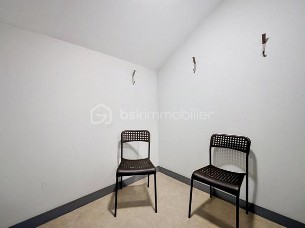 Local commercial avec locataire en place.

Ce bien comprend au rez-de-chaussée: un hall d’entrée, des vestiaires ainsi que deux salles bénéficiant d’un accès direct vers l’extérieur.

À l’étage, vous découvrirez une partie actuellement exploitée comprenant un espace de stockage, un bureau et des vestiaires. Ce niveau offre également un fort potentiel grâce à deux greniers exploitables d’environ 155 m² et 56 m².

Le local bénéficie également d’un espace de stationnement.

Le bail commercial a été conclu pour une durée de neuf années entières et consécutives, avec une prise d’effet rétroactive au 1er septembre 2024.

Une visite virtuelle est disponible afin de vous offrir un meilleur aperçu de l’ensemble du bien.