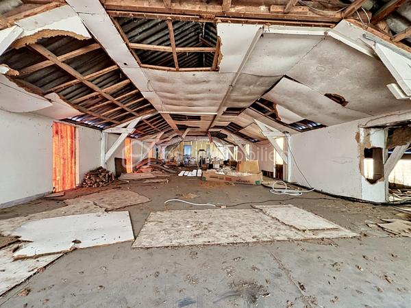 Local commercial avec locataire en place.

Ce bien comprend au rez-de-chaussée: un hall d’entrée, des vestiaires ainsi que deux salles bénéficiant d’un accès direct vers l’extérieur.

À l’étage, vous découvrirez une partie actuellement exploitée comprenant un espace de stockage, un bureau et des vestiaires. Ce niveau offre également un fort potentiel grâce à deux greniers exploitables d’environ 155 m² et 56 m².

Le local bénéficie également d’un espace de stationnement.

Le bail commercial a été conclu pour une durée de neuf années entières et consécutives, avec une prise d’effet rétroactive au 1er septembre 2024.

Une visite virtuelle est disponible afin de vous offrir un meilleur aperçu de l’ensemble du bien.